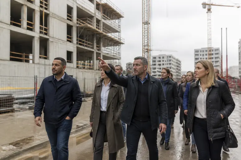 Professionnels français inspectant un chantier de construction dynamique dans une zone en développement, soulignant la gestion de projets dans des marchés complexes.