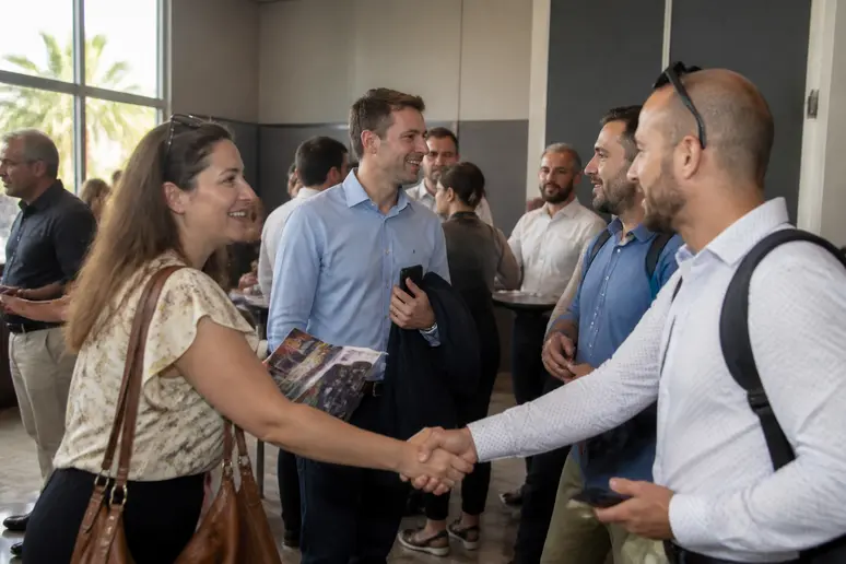 Professionnels guyanais interagissent lors d'un événement de réseautage, créant des liens pour développer leurs entreprises locales.