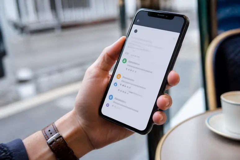Écran de smartphone affichant les résultats de recherche CTQui avec des avis d'utilisateurs.