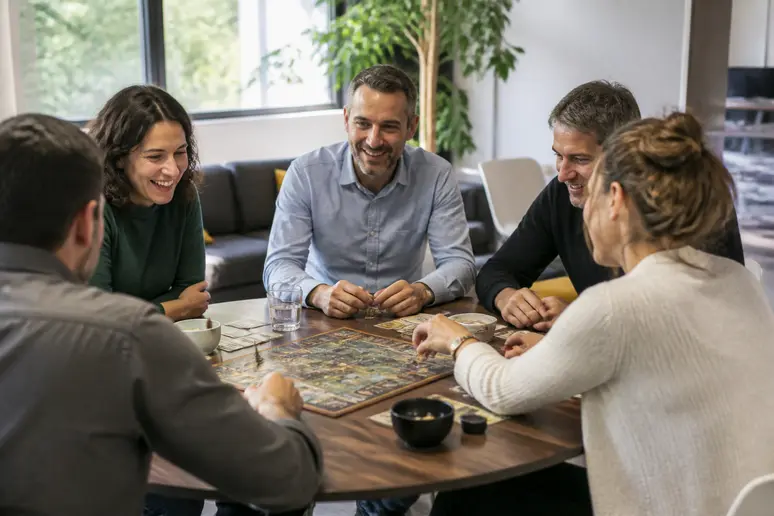 Employés français s'amusent autour d'un jeu de société dans un espace de détente, réduisant le stress et renforçant les liens.