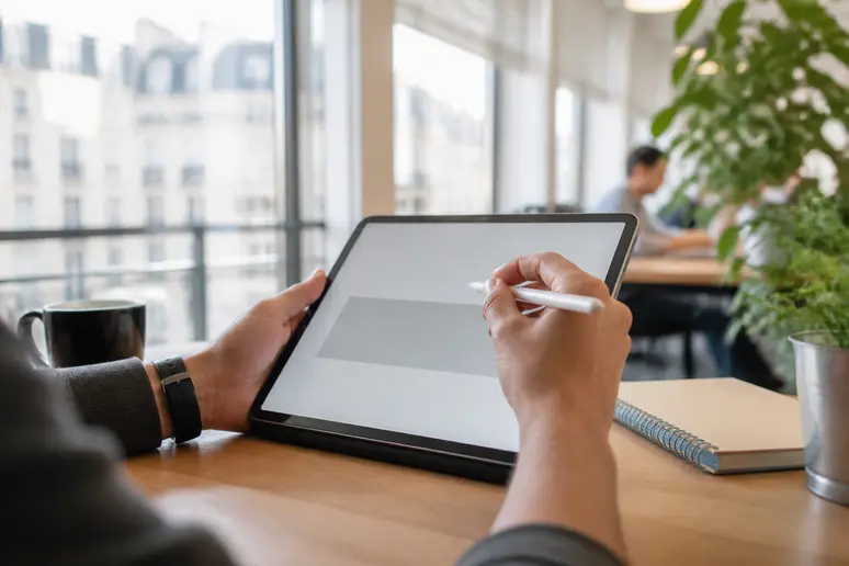 Création d'une signature mail professionnelle myzimbra sur une tablette par un designer.