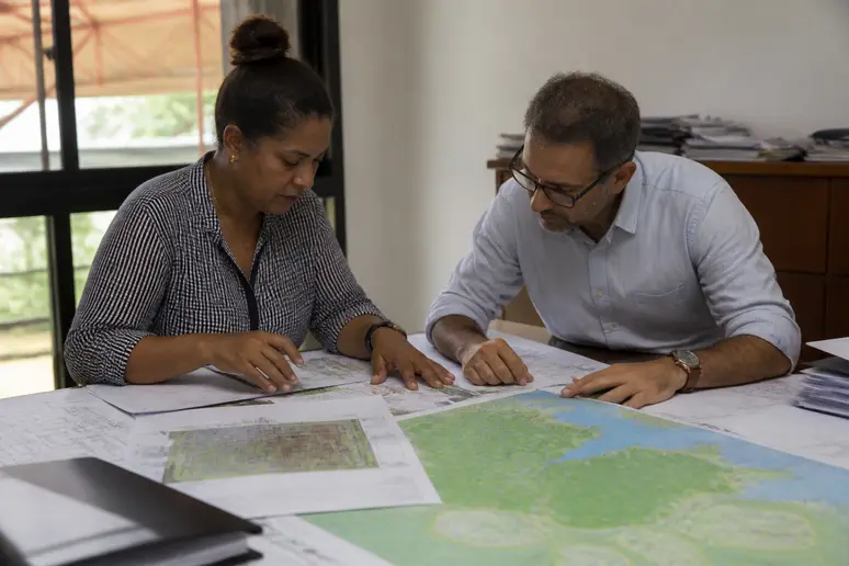 Agents territoriaux étudiant la faisabilité d'un projet d'entreprise en Guyane sur des plans de développement