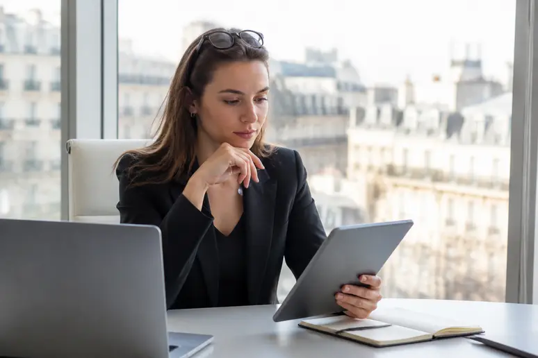Analyse des distinctions entre contrat d'égérie, influenceur et mannequin : fonctionnement et obligations.