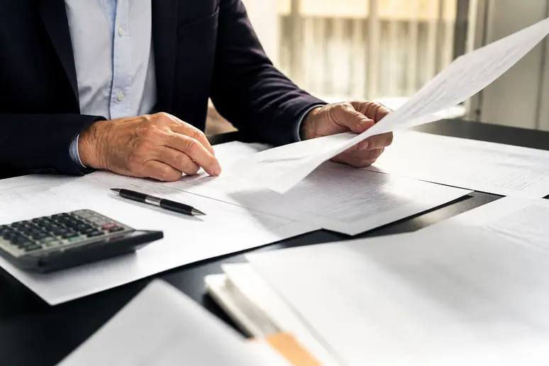 Comprendre le régime fiscal et social du contrat d'égérie : droits, obligations et fonctionnement.