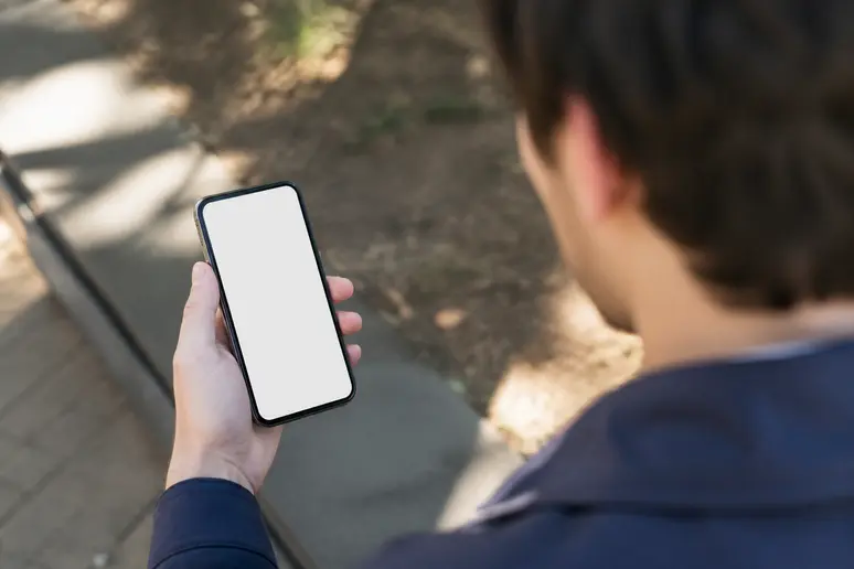 Utilisateur vérifiant la lisibilité d'un convertisseur texte LinkedIn sur un smartphone