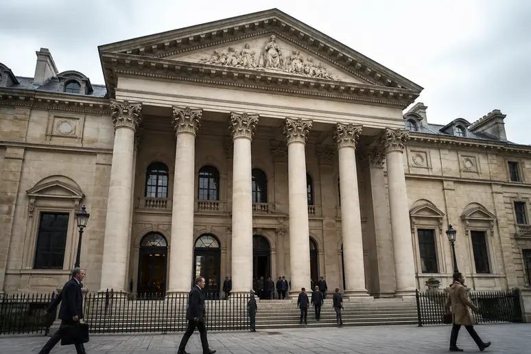 Extérieur d'un tribunal français, symbolisant les débats sur la philippe de villiers fortune et l'ISF.