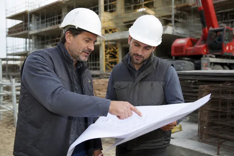 Un manager de chantier BTP français échange sur les avantages Prodigeo guide.