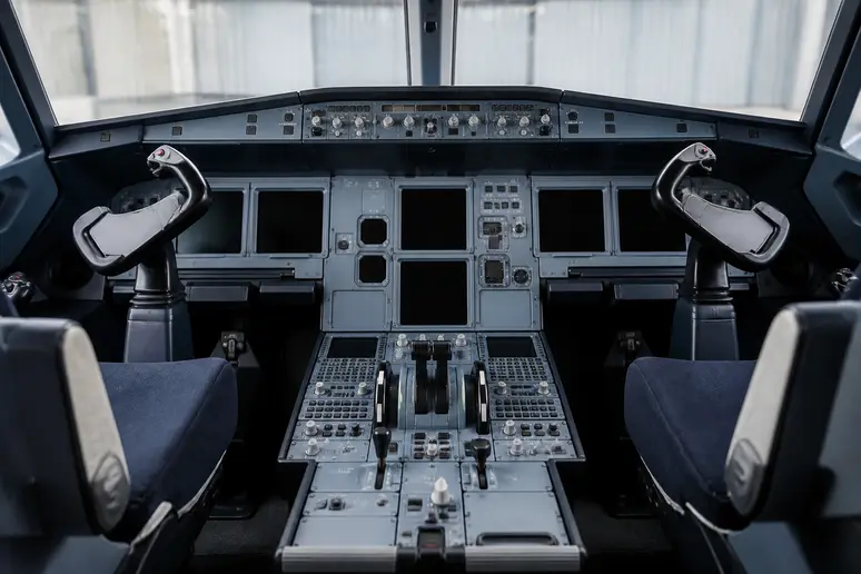 Intérieur d'un cockpit de simulateur de vol chez Air France, illustrant le salaire pilote Air France.