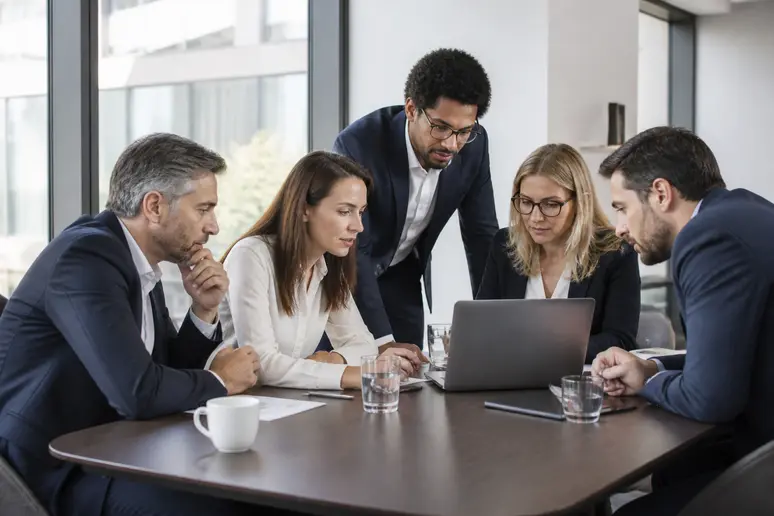 Professionnels français analysant le taux de marge et le taux de marque sur un écran d'ordinateur.