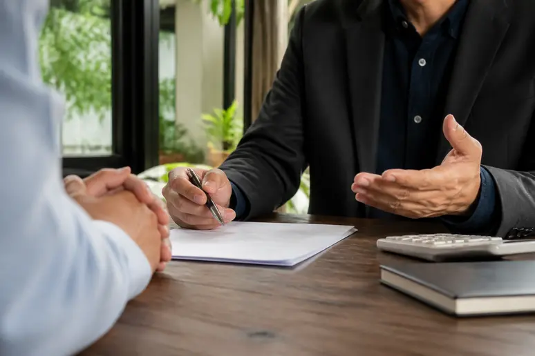 Consultant freelance négociant son tarif journalier moyen face à un client
