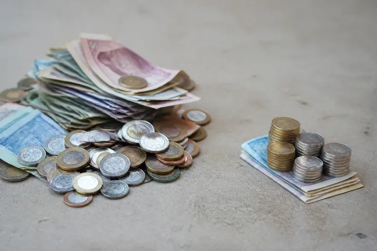 Représentation visuelle de la différence entre chiffre d'affaires brut et revenu net personnel.
