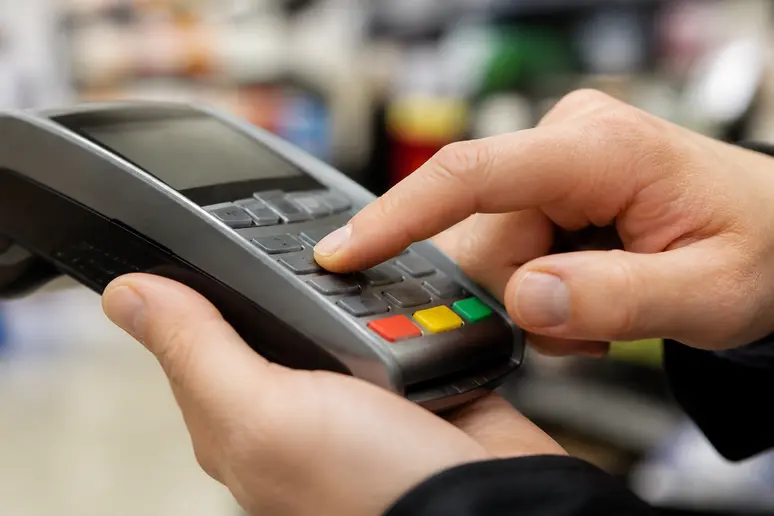 Saisie du code secret sur un terminal de paiement pour l'activation carte SG