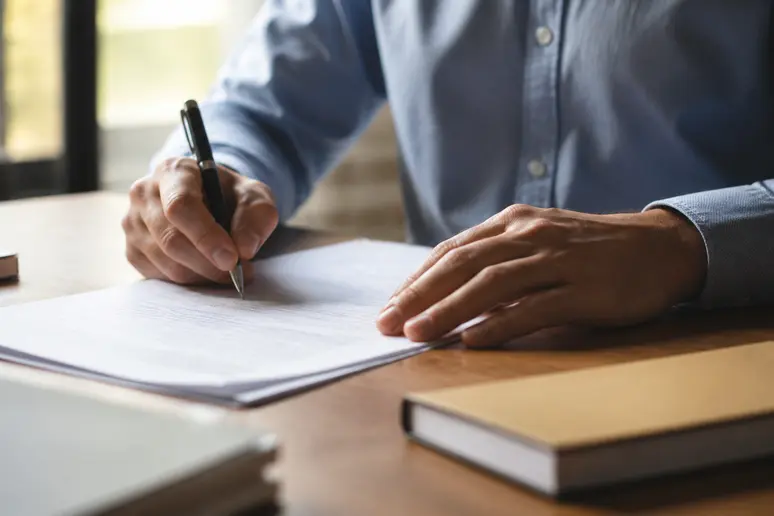 Rédaction des statuts et clauses pour sécuriser la structuration juridique d'un club d'investissement alternatif.