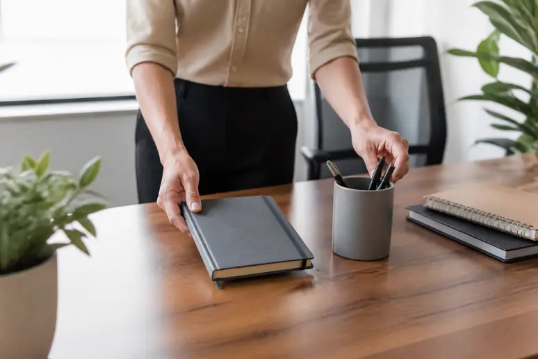 Organisation d'un espace de travail épuré pour mettre en place des routines efficaces et gagner en productivité.