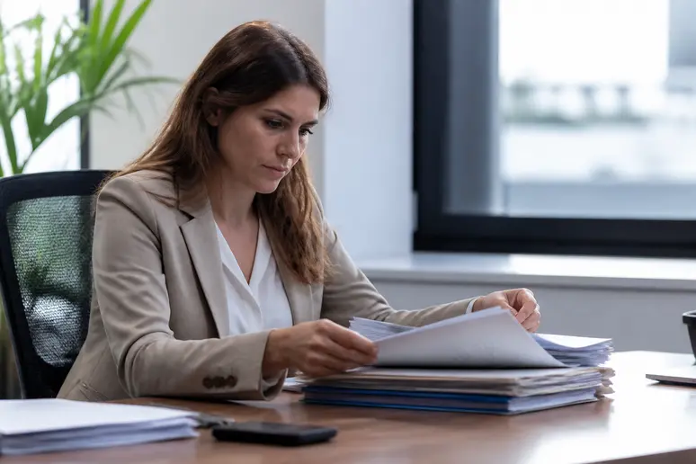 Collaborateur consultant les dossiers administratifs sur son poste de travail en entreprise