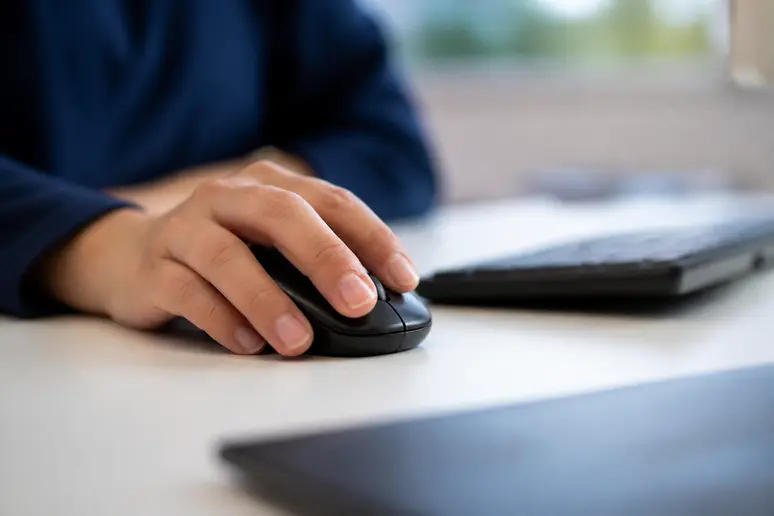 Utilisateur cliquant sur les options d'envoi de courrier électronique dans un bureau