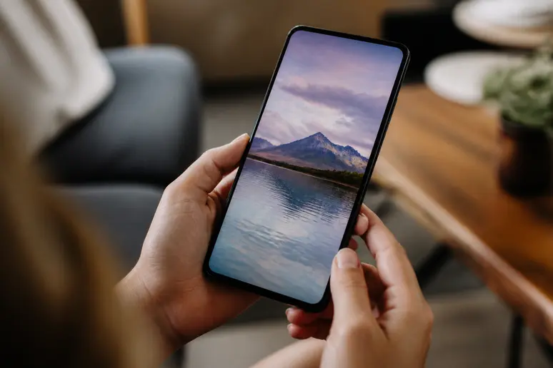 Utilisation d'un smartphone pour enregistrer la miniature youtube depuis le navigateur mobile.
